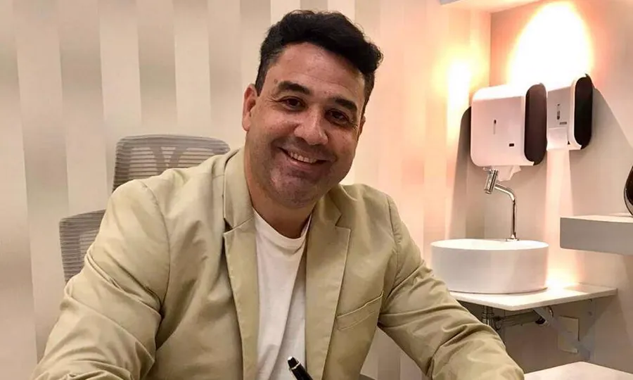 Dr. Fábio Almeida em seu consultório
