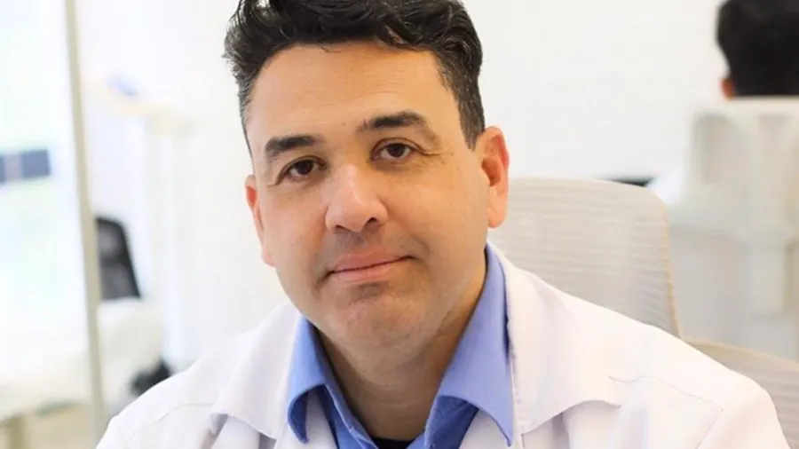 Dr. Fábio Almeida no consultório